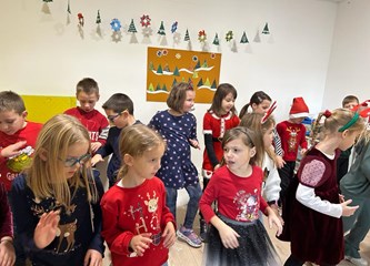 Hribarovci pripremili predstavu za mališane DV Lojtrica: "Neka ovakvi susreti postanu tradicija"