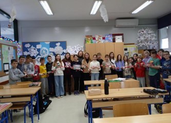 Predivna priča: Školarci iz Kumičića pomagali susjedima, uveseljavali starije, pisali lijepe poruke...Nastao velik lanac dobrote