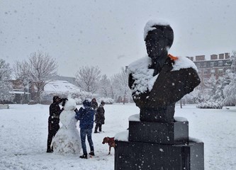 FOTO: Snježna idila u gradu, na Tuđmancu osvanuo prvi snjegović