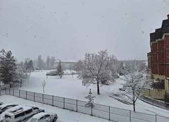 FOTO: Snježna idila u gradu, na Tuđmancu osvanuo prvi snjegović