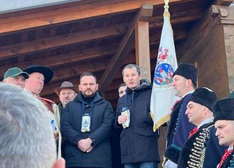Vincekovo: Rezidbom prvog trseka svečano počela vinogradarska godina