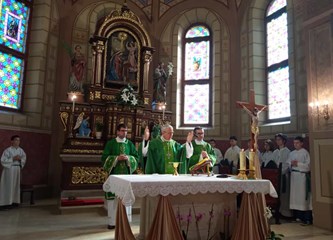 FOTO: Na Dan života biskup Gorski krstio peto dijete obitelji Zagorac