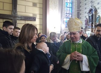 FOTO: Na Dan života biskup Gorski krstio peto dijete obitelji Zagorac