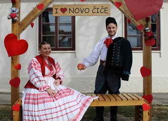 Dan zaljubljenih u Novom Čiču: Klupica za fotografiranje u valentinovskom ruhu