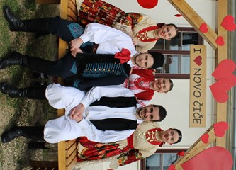 Dan zaljubljenih u Novom Čiču: Klupica za fotografiranje u valentinovskom ruhu