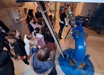 Dan voda: Školarci posjetili vodocrpilište, mjerili temperaturu, klor, slušali kako teče cijevima i zaključili: "Naša voda je kvalitetna i moramo je čuvati"