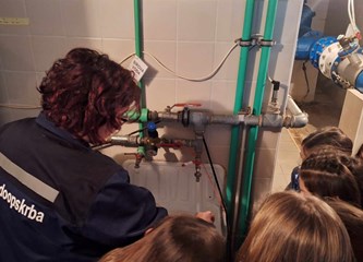 Dan voda: Školarci posjetili vodocrpilište, mjerili temperaturu, klor, slušali kako teče cijevima i zaključili: "Naša voda je kvalitetna i moramo je čuvati"