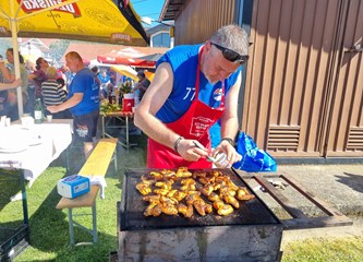 FOTO: Nedjeljni Turopoljski Chill&Grill privukao brojne posjetitelje u Etno naselje Novo Čiče, roštilja, gibanice i atrakcija nije nedostajalo